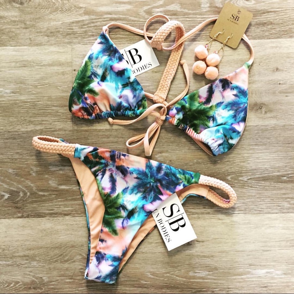 ✨NWT Dippin Daisys palm print racerback bikini top